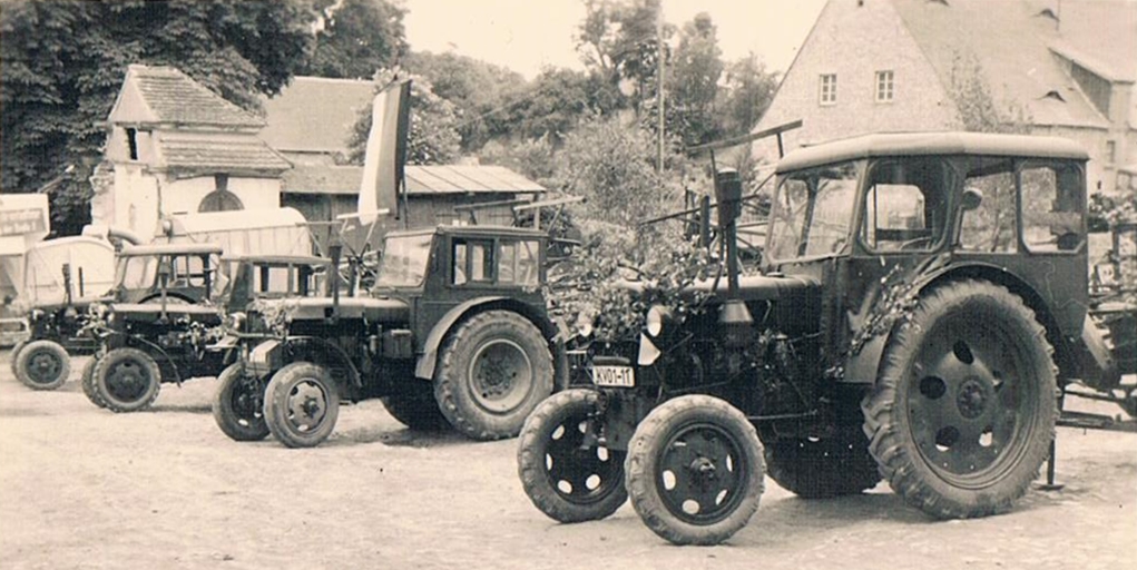 MTS "Maschinen- und Trecker-Schau" in Branderoda, nach bisherigen Recherchen vor 1958.
Im Hintergrund die Flagge der DDR noch ohne Hammer, Zirkel und Ährenkranz. Das Staatswappen der DDR wurde erst 1959 in die Flagge eingefügt.